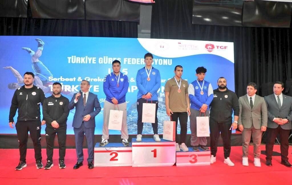 Kars, Türkiye güreşinin geleceğini ağırlamaya devam ediyor. U15 Serbest, Grekoromen