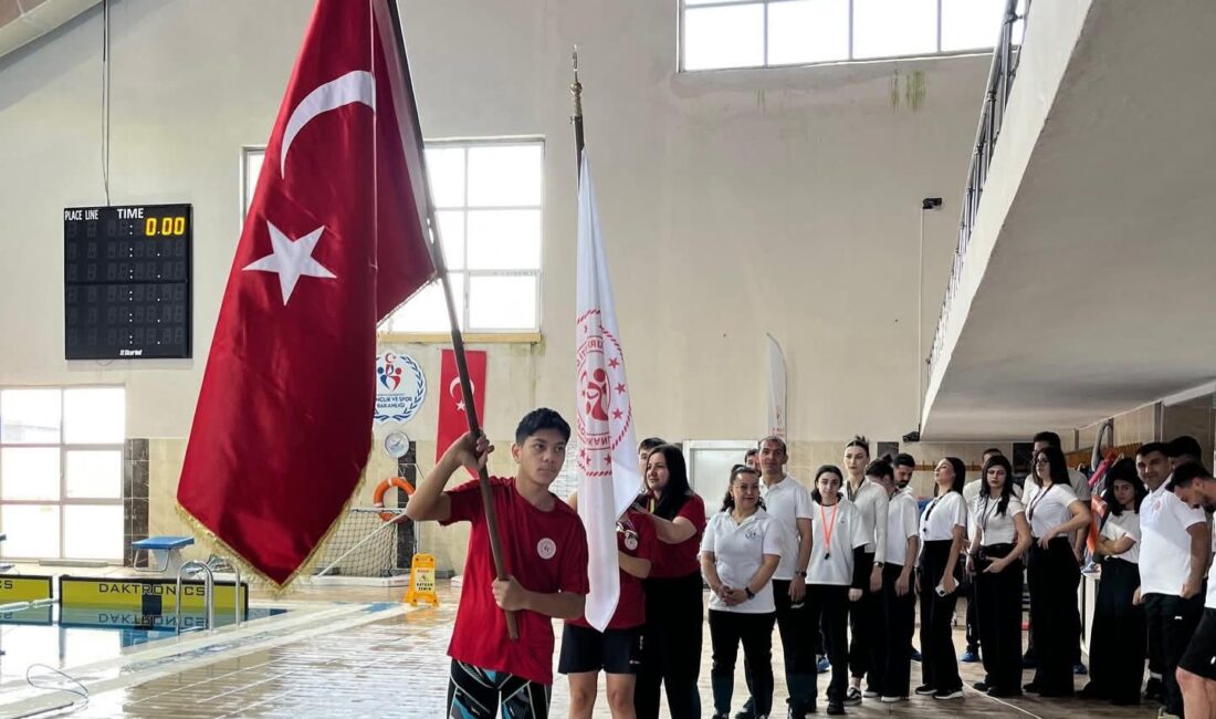 23 Nisan Ulusal Egemenlik ve Çocuk Bayramı kapsamında düzenlenen Yüzme