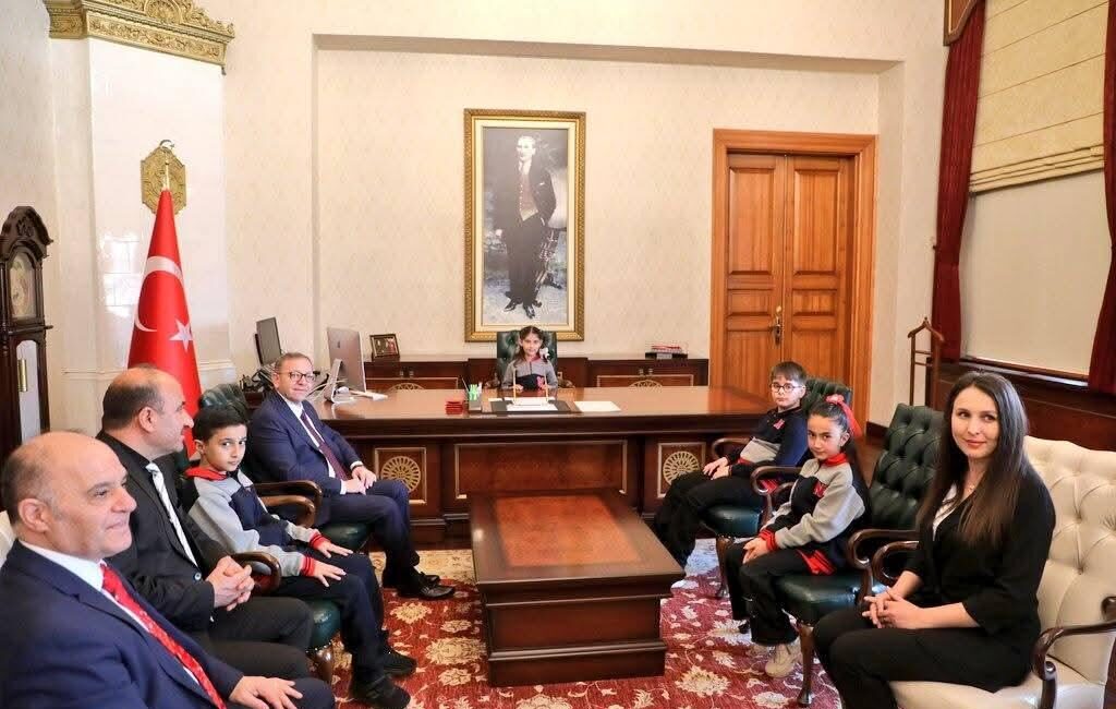 “Küçük hanımlar, küçük beyler… Sizler hepiniz, geleceğin bir gülü, yıldızı