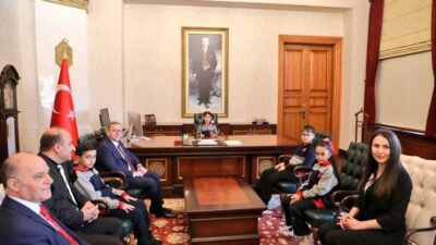 “Küçük hanımlar, küçük beyler… Sizler hepiniz, geleceğin bir gülü, yıldızı