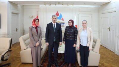 AİÇÜ Rektörü Prof. Dr. İlhami Gülçin, Doç. Dr. Ebru Erdemir’e