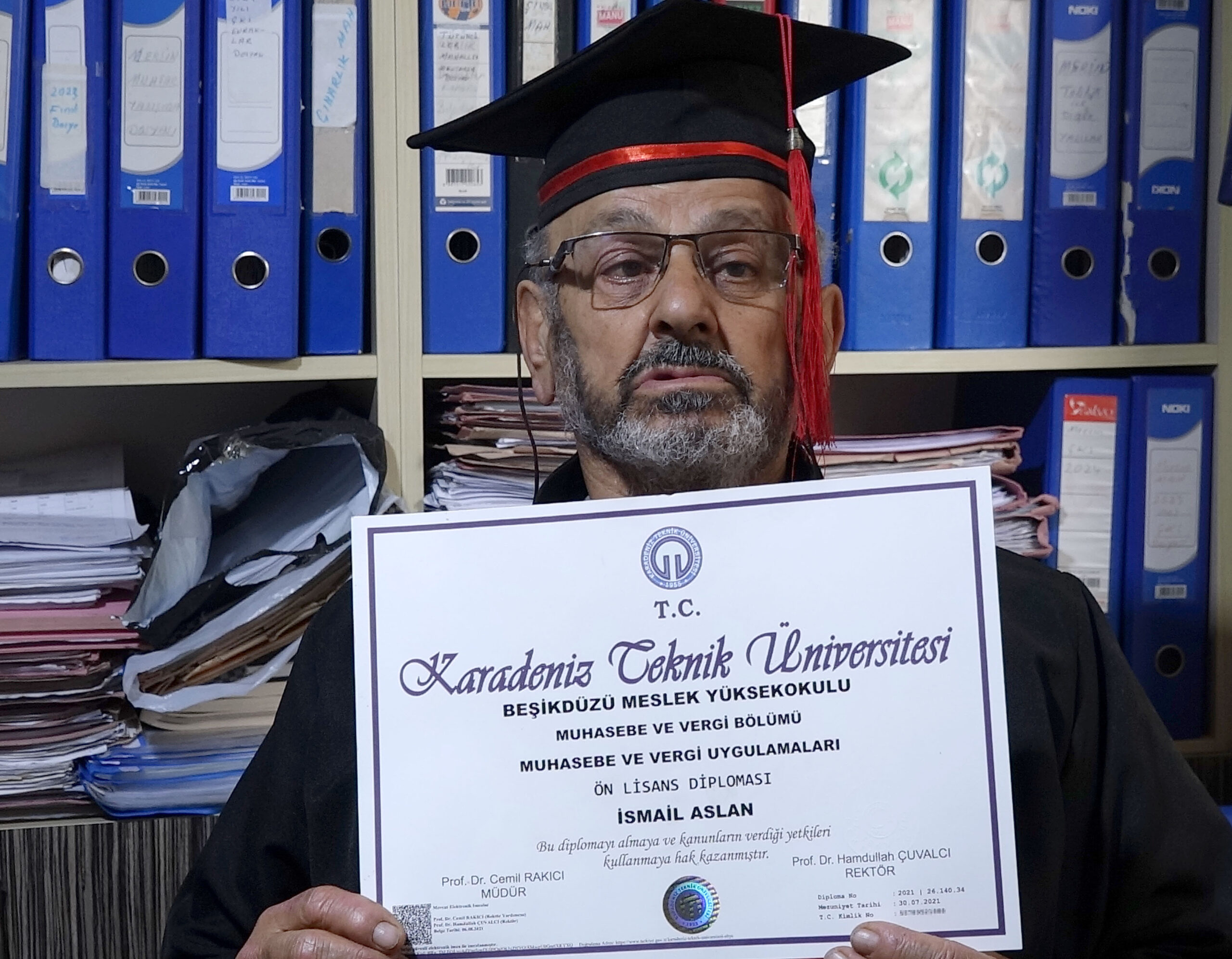 Trabzon’un Akçaabat ilçesinde yaşayan 77 yaşındaki arzuhalci İsmail Aslan, ilerleyen