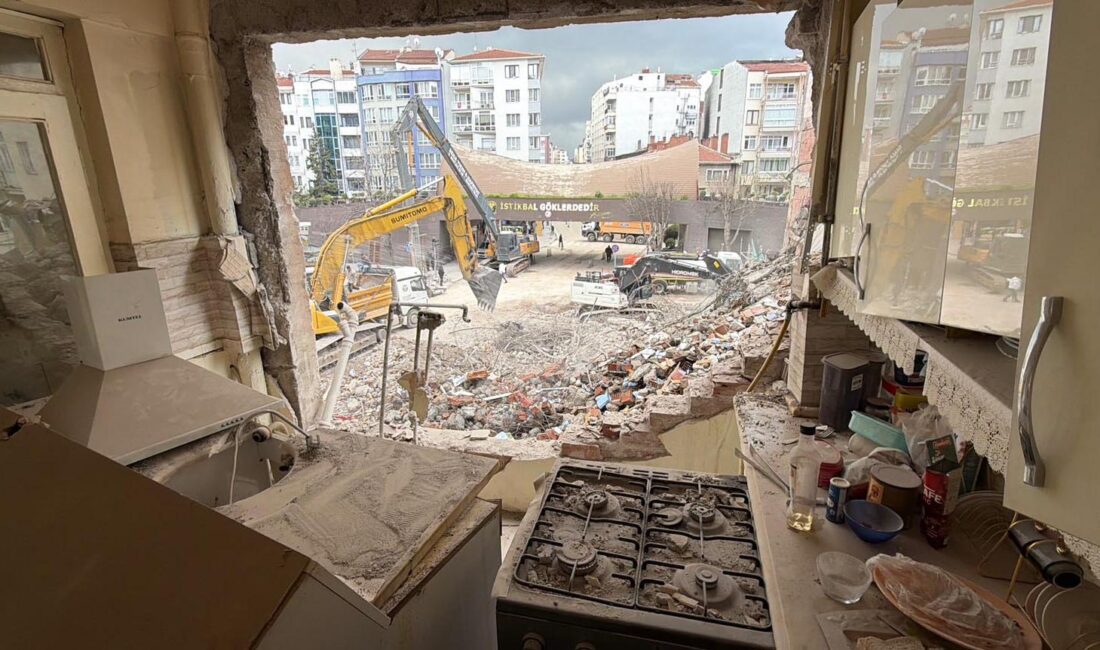 Eskişehir’de 8 katlı bir binanın yıkımı sırasında bitişikteki apartmanın bir