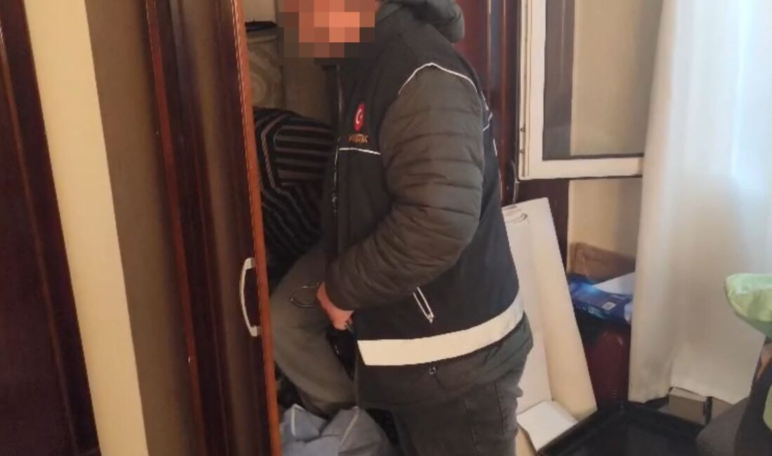 Adana’da narkotik suçlardan aranan firari hükümlülere yönelik düzenlenen operasyonlarda, aralarında