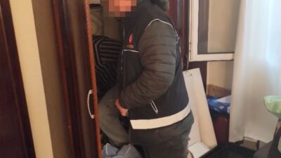 Adana’da narkotik suçlardan aranan firari hükümlülere yönelik düzenlenen operasyonlarda, aralarında