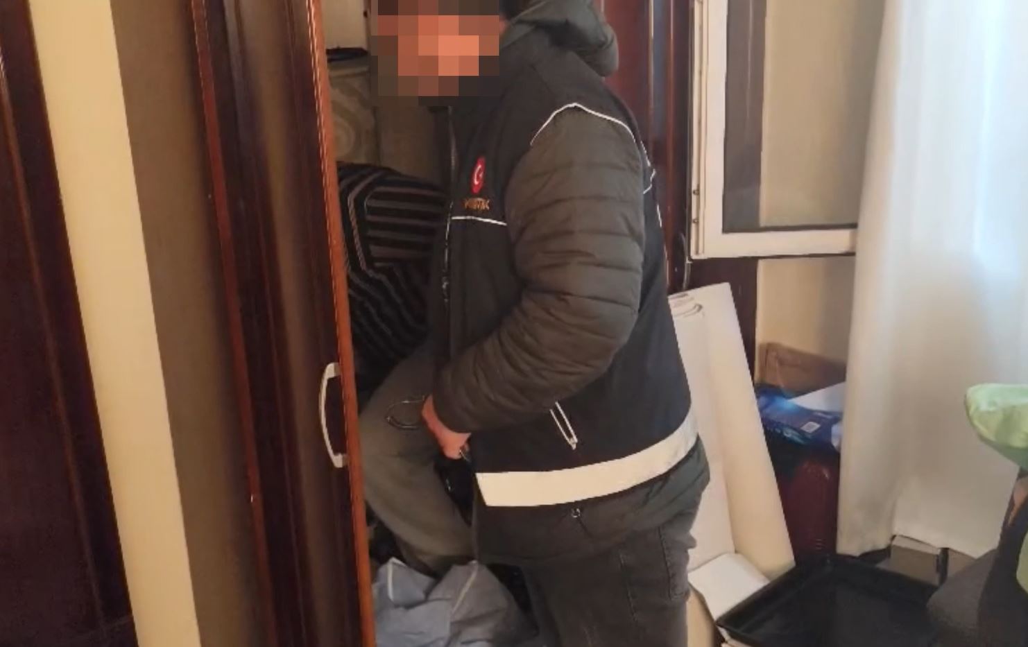 Adana’da narkotik suçlardan aranan firari hükümlülere yönelik düzenlenen operasyonlarda, aralarında