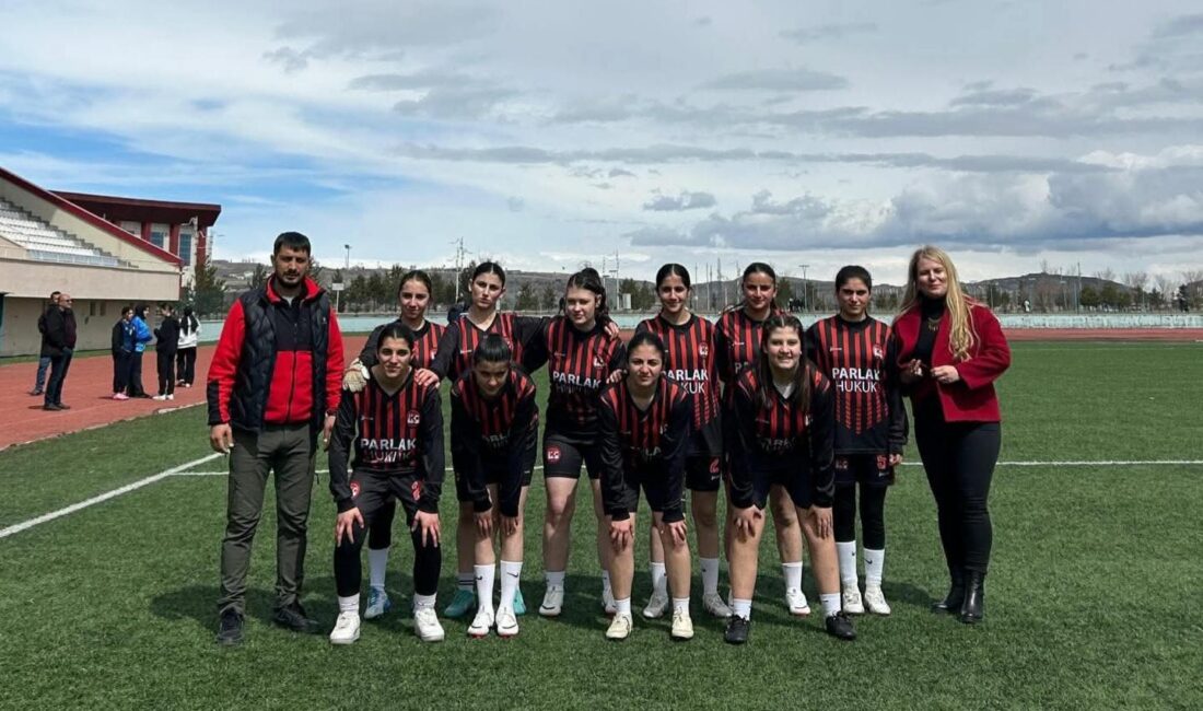 Genç Kızlar Futbol Grup Müsabakaları’nda mücadele eden Kağızman Anadolu Lisesi