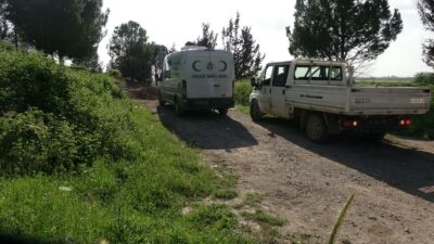 Adana’nın Ceyhan ilçesinde, ormanlık alanda kimliği henüz belirlenemeyen bir erkeğe