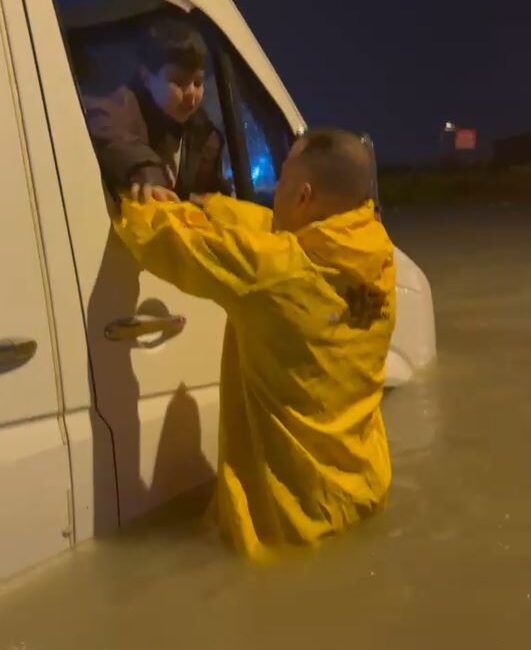 Meteoroloji Genel Müdürlüğü’nün uyarılarının ardından Adana’da akşam saatlerinde etkili olan