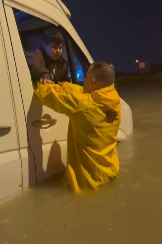 Meteoroloji Genel Müdürlüğü’nün uyarılarının ardından Adana’da akşam saatlerinde etkili olan