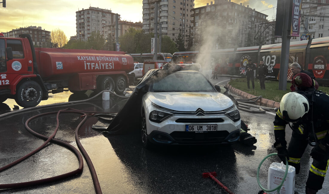 KAYSERİ – Melikgazi ilçesinde seyir halindeyken yanmaya başlayan elektrikli otomobil,