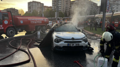 KAYSERİ – Melikgazi ilçesinde seyir halindeyken yanmaya başlayan elektrikli otomobil,