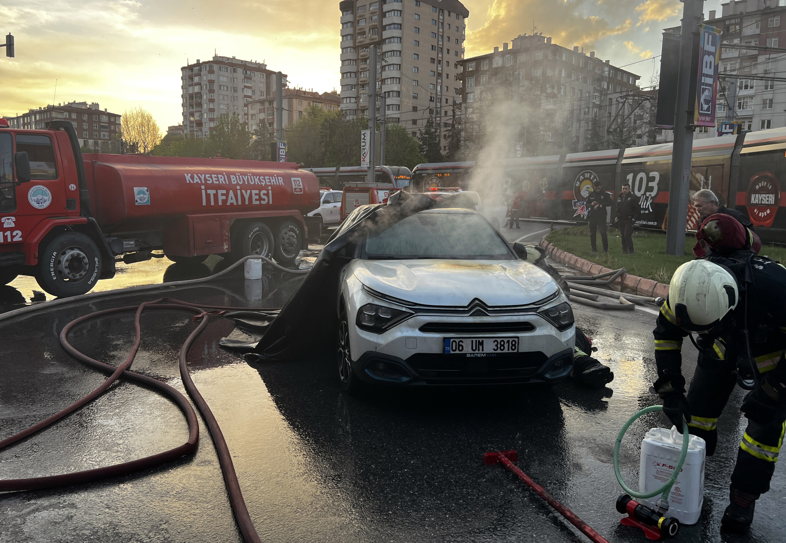 KAYSERİ – Melikgazi ilçesinde seyir halindeyken yanmaya başlayan elektrikli otomobil,