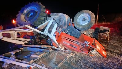 Erzurum’un Oltu ilçesinde, görevden dönen bir ambulansın seyir halindeki traktöre