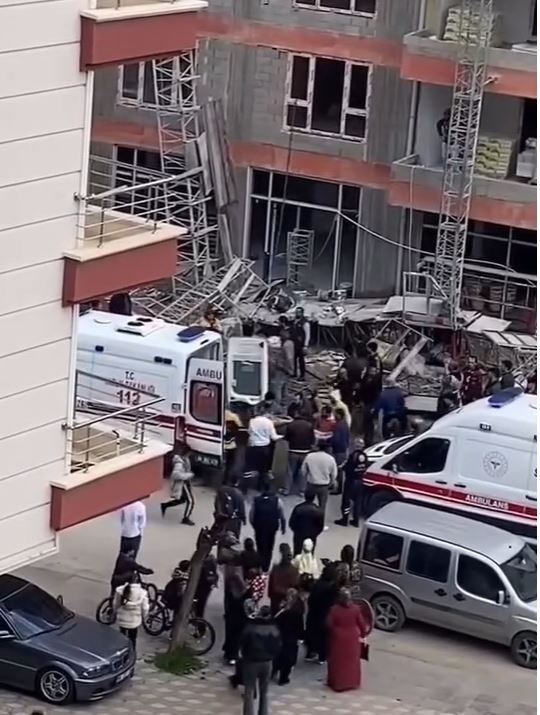 Ankara’nın Kahramankazan ilçesinde bir inşaatın iskelesinin çökmesi sonucu 3 işçi