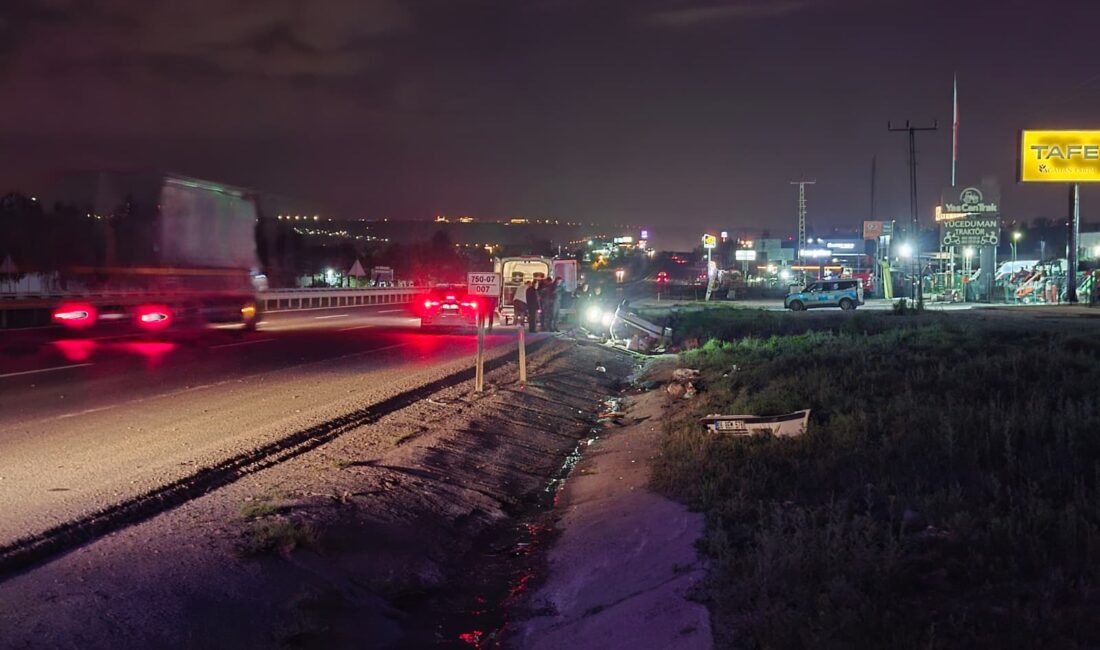Ankara’nın Gölbaşı ilçesinde sürücüsünün kontrolünden çıkan otomobilin takla atarak su