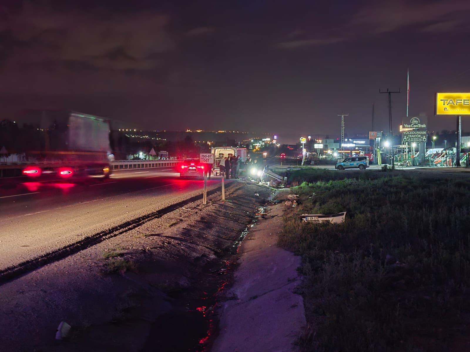 Ankara’nın Gölbaşı ilçesinde sürücüsünün kontrolünden çıkan otomobilin takla atarak su