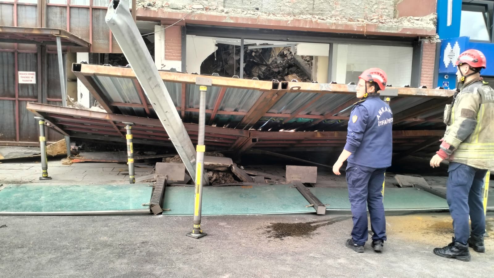ANKARA – Altındağ ilçesinde 4 katlı bir binanın kontrollü yıkımı