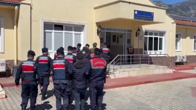 Antalya’da uyuşturucu ticaretine yönelik düzenlenen operasyonlarda, aralarında bir doktorun da