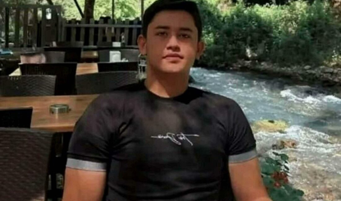 Muğla’nın Marmaris ilçesinde, bir teknede çıkan kavgada 20 yaşındaki Arda