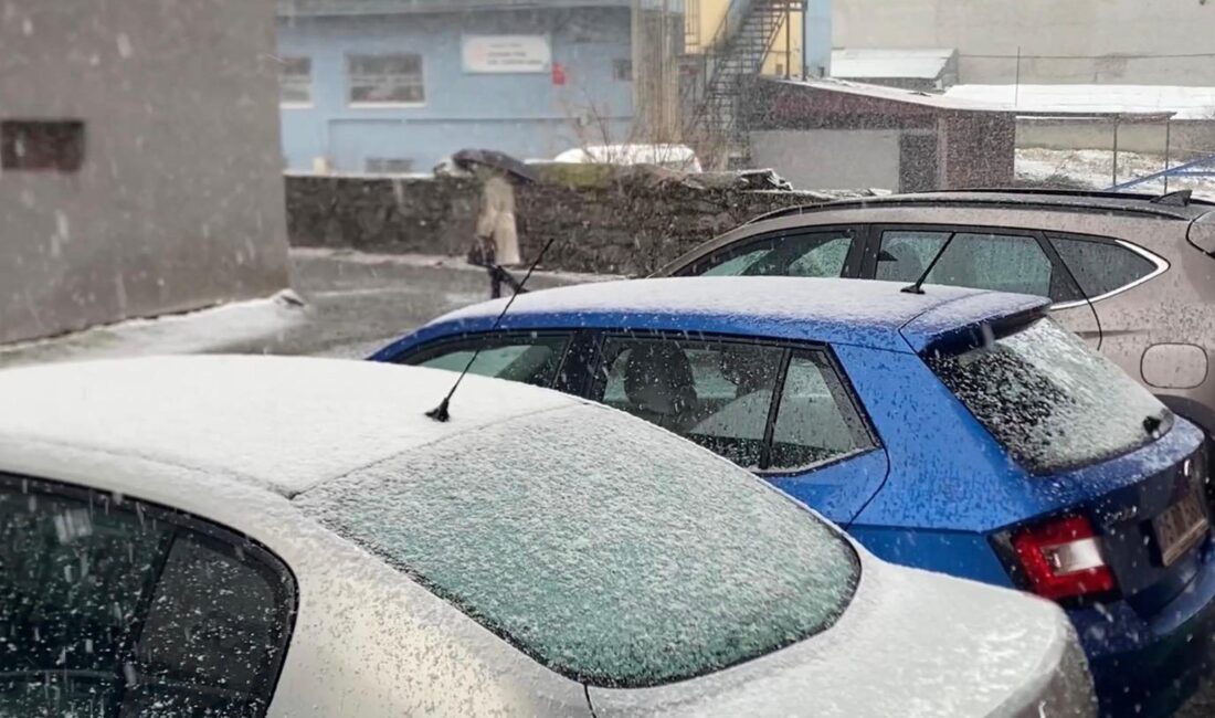 Ardahan’da sabah saatlerinde etkili olan yoğun kar yağışı, kent merkezini