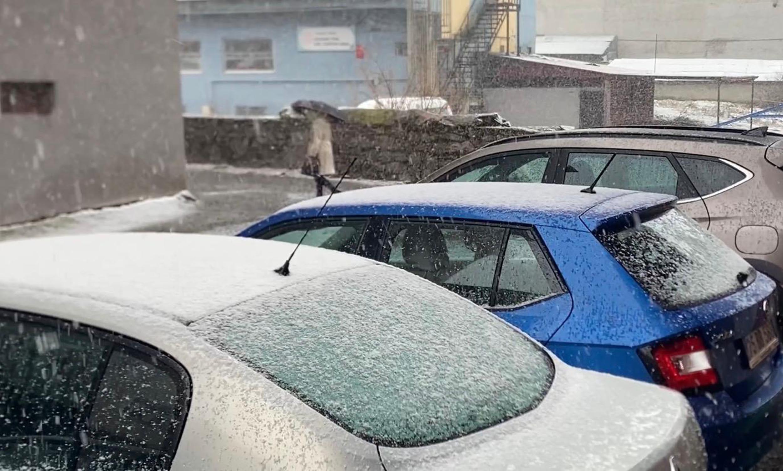 Ardahan’da sabah saatlerinde etkili olan yoğun kar yağışı, kent merkezini