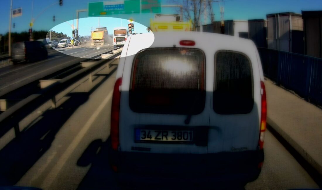 İstanbul Arnavutköy’de kırmızı ışık ihlali yapan hafriyat kamyonu, kavşaktan dönen