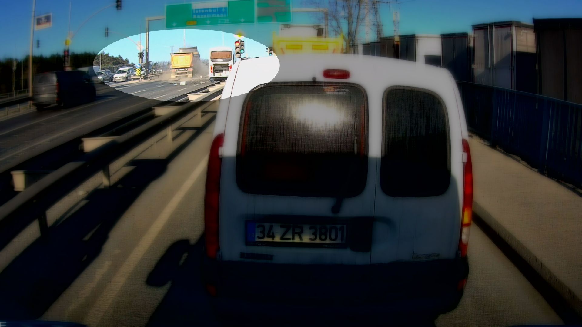 İstanbul Arnavutköy’de kırmızı ışık ihlali yapan hafriyat kamyonu, kavşaktan dönen