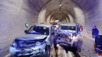 Artvin’de tünel içerisinde hafif ticari araç ile kamyonetin kafa kafaya