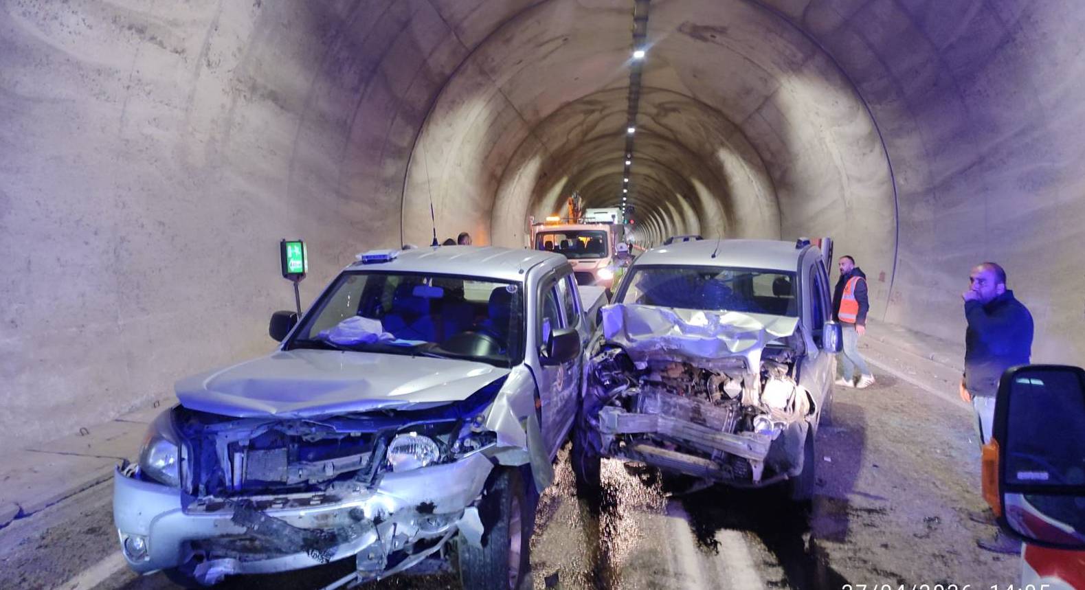 Artvin’de tünel içerisinde hafif ticari araç ile kamyonetin kafa kafaya