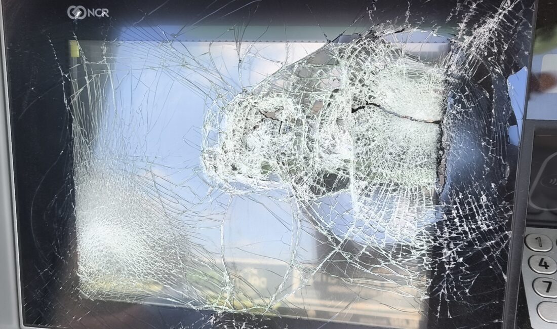 Adana’nın Seyhan ilçesinde kimliği belirsiz kişi ya da kişiler, banka