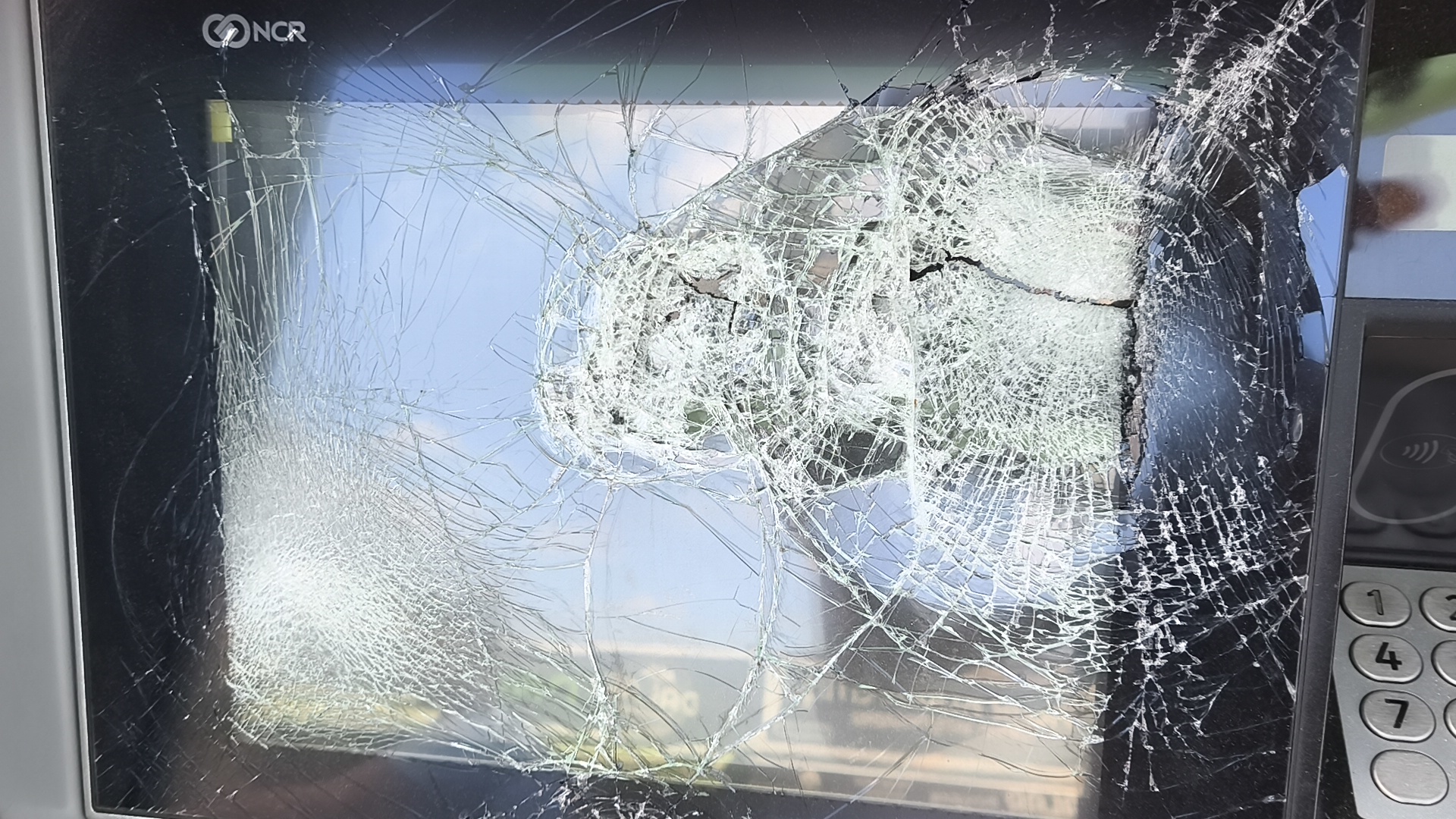 Adana’nın Seyhan ilçesinde kimliği belirsiz kişi ya da kişiler, banka