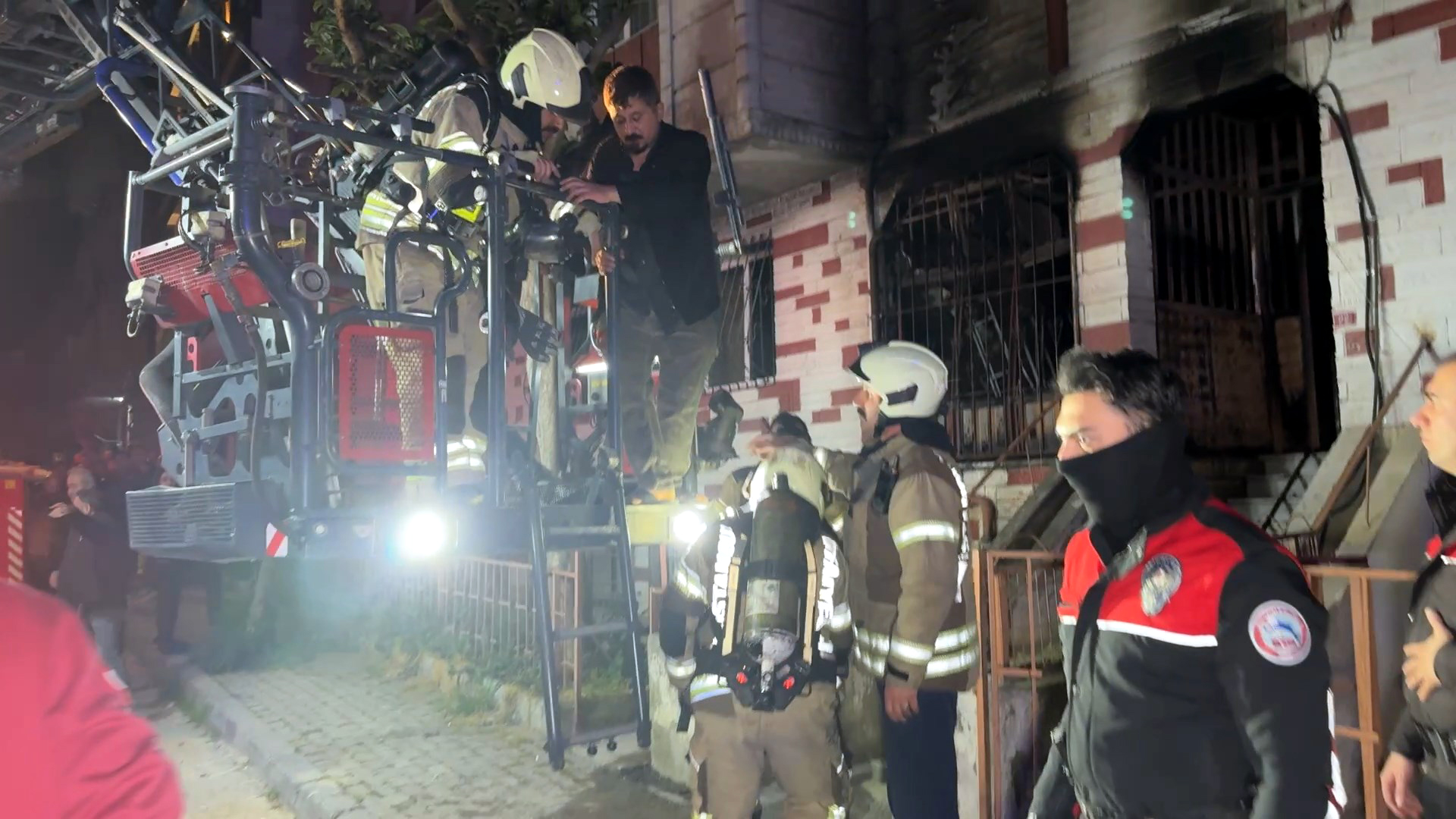 İstanbul Avcılar’da 4 katlı bir binanın giriş katında çıkan yangın