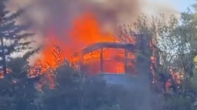 İstanbul Avcılar’da kentsel dönüşüm kapsamında boşaltılan 3 katlı anaokulunun çatısında