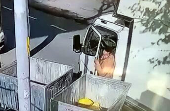 İstanbul Avcılar’da, yük indirmek için yol kenarına park edilen kamyonun