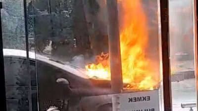 İstanbul Avcılar’da seyir halindeyken motor kısmından alev alan otomobilin sürücüsü,