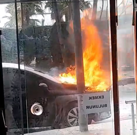 İstanbul Avcılar’da seyir halindeyken motor kısmından alev alan otomobilin sürücüsü,