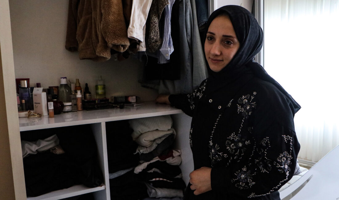 Adana’nın Yüreğir ilçesinde, okuldan gelecek çocukları için evin dışındaki ayakkabılığa