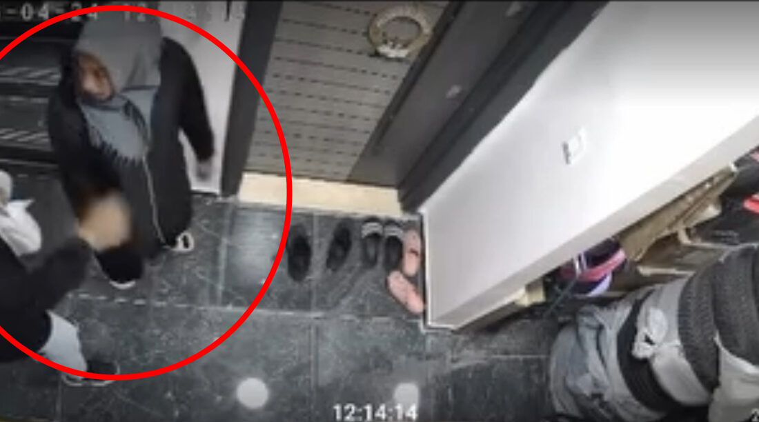 Siirt’te bir apartman dairesinin kapısına gelen üç kadından birinin, kapı