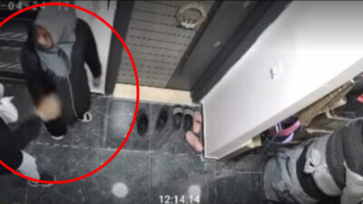 Siirt’te bir apartman dairesinin kapısına gelen üç kadından birinin, kapı