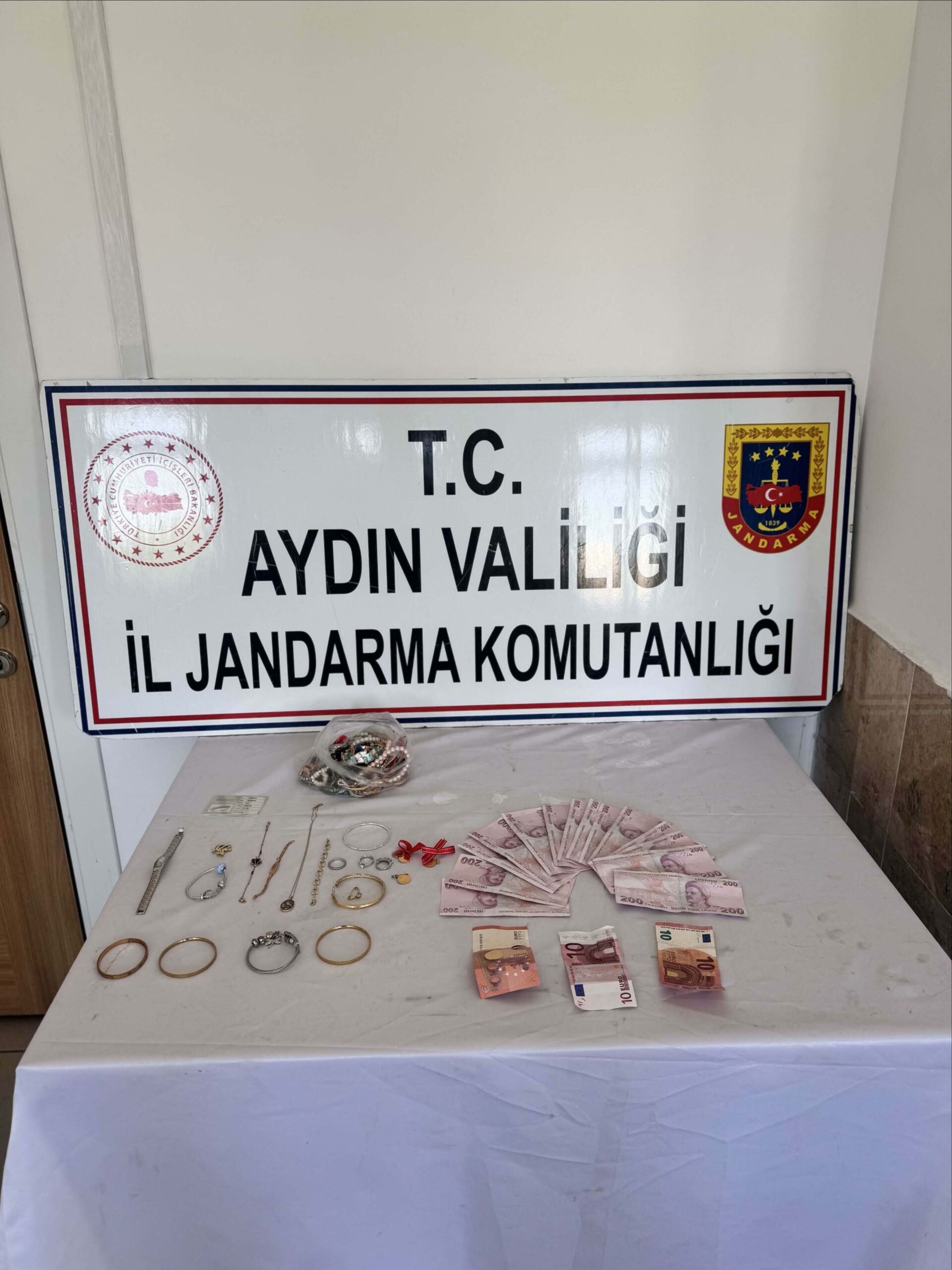 Aydın’ın Nazilli ilçesinde bir ikametten yaklaşık 850 bin TL değerinde