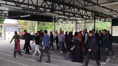 Mersin’in Tarsus ilçesinde, babasının park manevrası yaptığı sırada minibüsün altında
