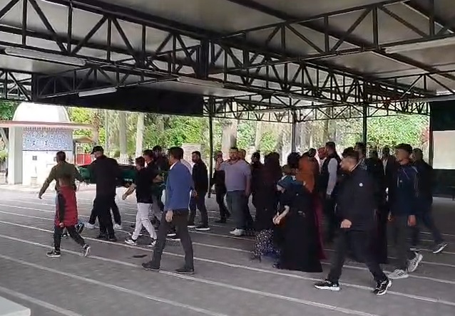 Mersin’in Tarsus ilçesinde, babasının park manevrası yaptığı sırada minibüsün altında