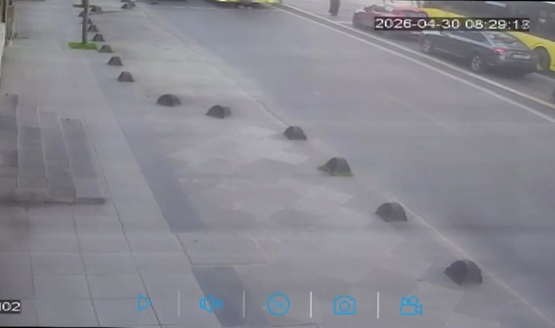 İstanbul Bağcılar’da annesiyle birlikte yolun karşısına geçmeye çalışan 12 yaşındaki