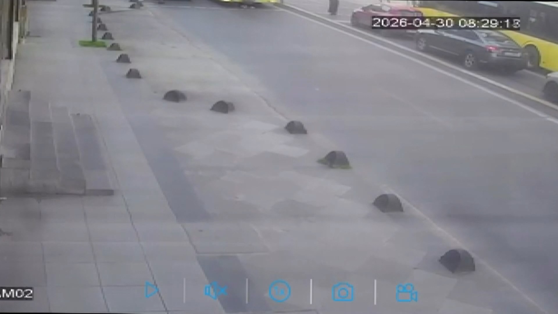 İstanbul Bağcılar’da annesiyle birlikte yolun karşısına geçmeye çalışan 12 yaşındaki