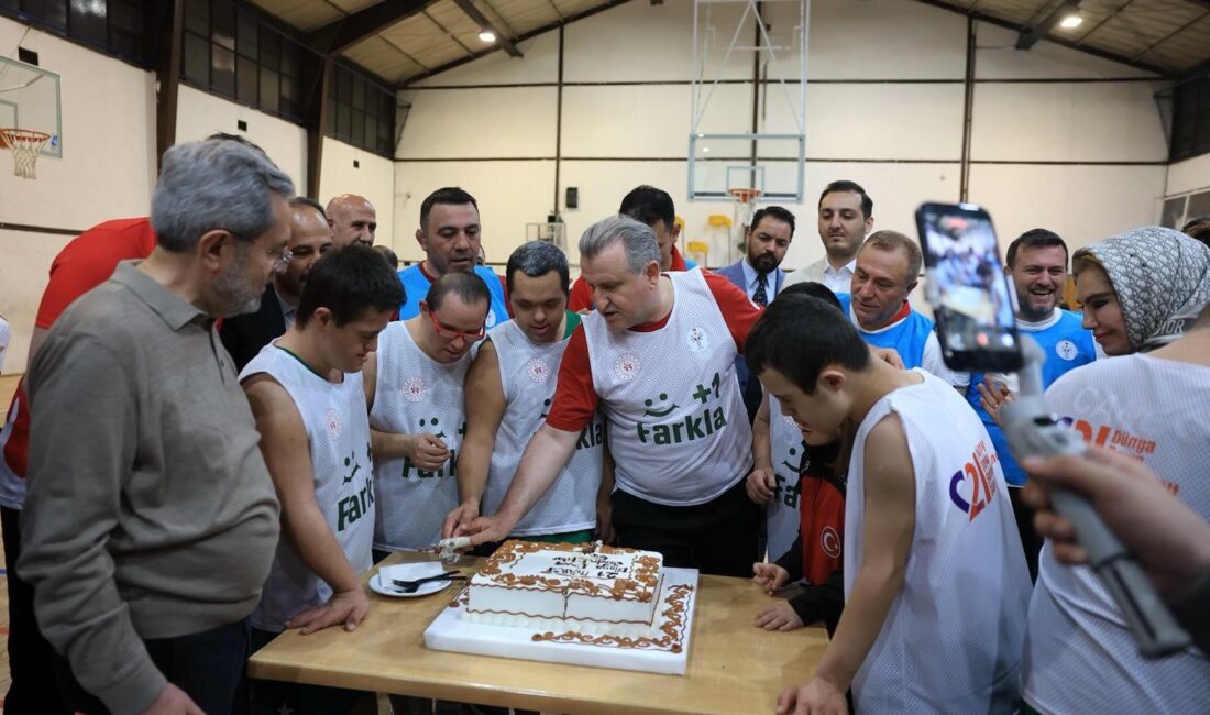 Gençlik ve Spor Bakanı Dr. Osman Aşkın Bak, kendisini sosyal