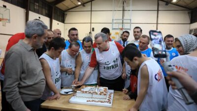 Gençlik ve Spor Bakanı Dr. Osman Aşkın Bak, kendisini sosyal