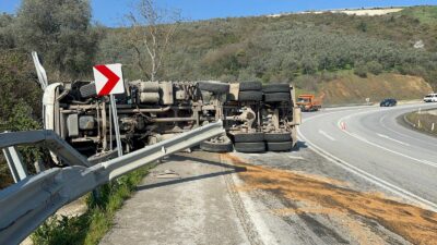 Bursa’nın İznik ilçesinde sürücüsünün kontrolünden çıkan cam elyaf yüklü kamyonun