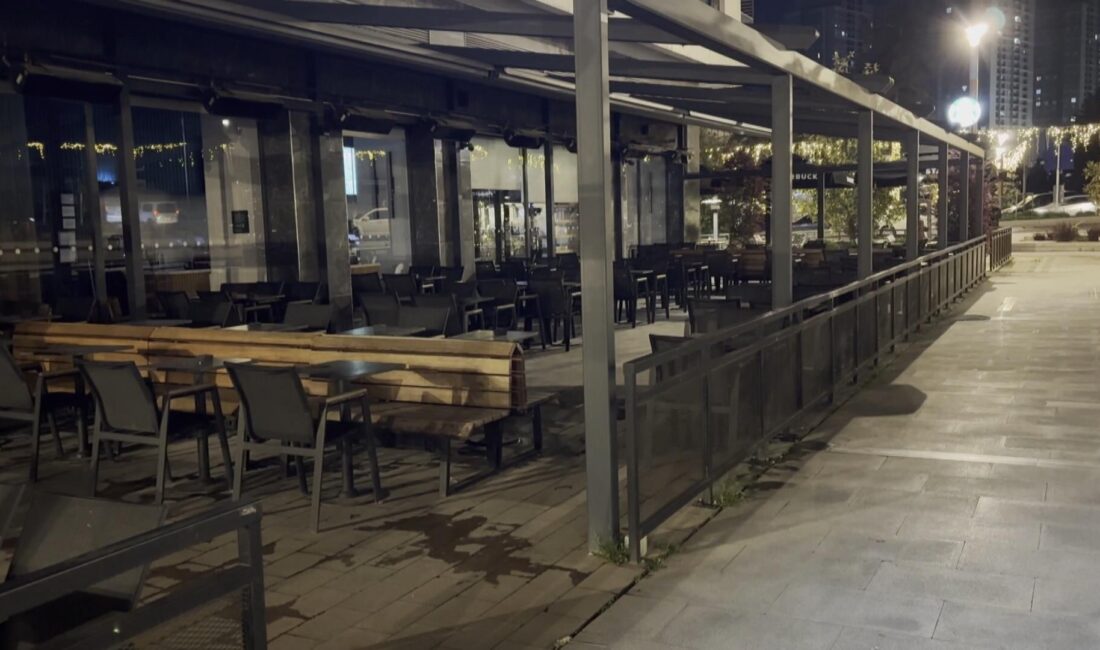 Başakşehir’de bir kafede oturan 24 yaşındaki Cihan T., yüzü maskeli
