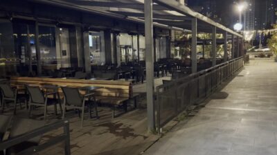 Başakşehir’de bir kafede oturan 24 yaşındaki Cihan T., yüzü maskeli